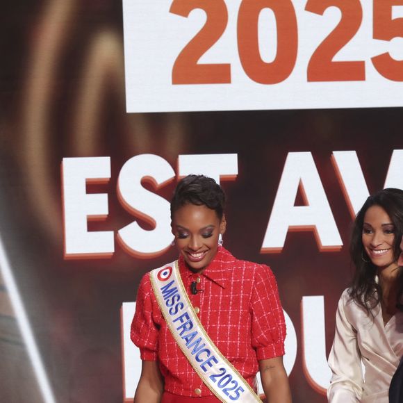 Exclusif - Cyril Hanouna, Angélique Angarni-Filopon, miss France 2025, Cindy Fabre, directrice du concours national Miss France sur le plateau de l'émission "Touche pas à mon poste" (TPMP) diffusée en direct sur C8 le 17 décembre 2024.

© Jack Tribeca / Bestimage
