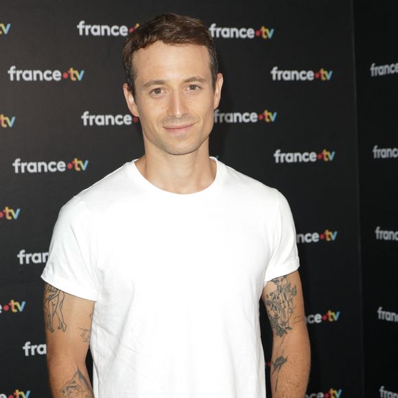 Expliquant qu'il y avait une distinction à faire entre sa vie privée et les besoins liés à la production de son émission, il a alors rétorqué : 

Hugo Clément au photocall de la conférence de presse de rentrée de France Télévisions à Paris, France, le 4 septembre 2024. © Coadic Guirec/Bestimage