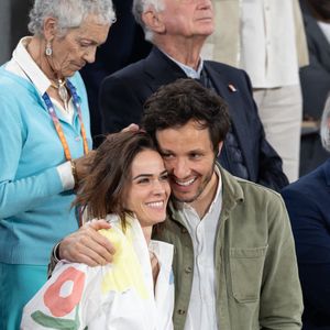 Celui qui est marié avec la violoncelliste Catherine Robert, beau père d'une fille et père d'un petit garçon, a fait déménager sa tribu pour cette expérience... 

Vianney, Catherine Robert en tribune lors des Internationaux de France 2025 à Roland Garros le 06 juin 2025 à Paris, France. Photo Nasser Berzane/Abaca