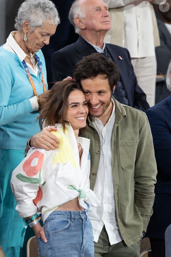 Celui qui est marié avec la violoncelliste Catherine Robert, beau père d'une fille et père d'un petit garçon, a fait déménager sa tribu pour cette expérience... 

Vianney, Catherine Robert en tribune lors des Internationaux de France 2025 à Roland Garros le 06 juin 2025 à Paris, France. Photo Nasser Berzane/Abaca