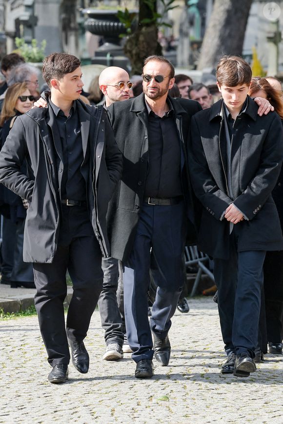 Le veuf Michel Ferracci et ses fils, Enzo et Maël aux arrivées des obsèques d'Emilie Dequenne au cimetière Père Lachaise à Paris, France, le 26 mars 2025. © Cyril Moreau/Bestimage