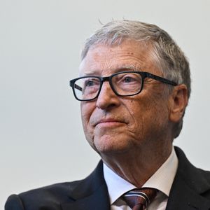 Bill Gates estime que les échecs sont souvent plus riches d'enseignements que les succès, une philosophie qui a marqué son parcours d'entrepreneur. 


Le Premier ministre britannique Rishi Sunak et Bill Gates rencontre le personnel des sociétés "Econic" et "H2GO Power" à l'Imperial College de Londres. PA Photo/ Bestimage