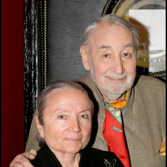 Archives - Philippe Noiret et son épouse. Générale de la pièce 'Pour ceux qui restent' au teatre de la Gaité Montparnasse. Guillaume Gaffiot/Bestimage