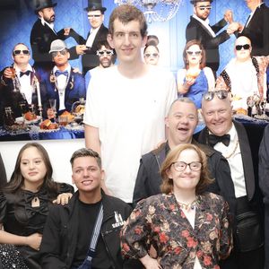 Gad Abecassis, Philippe Shangti, Mayane-Sarah El Baze, Sofian Ribes, Thibaut Conan, Arnaud Toupense, Marie Colin, Ludovic Boul et Artus, lors de la présentation de l'œuvre "No Judgement here" de Philippe Shangti avec l'équipe du film "Un p'tit truc en plus" au studio Harcourt à Paris le 4 juin 2025. © Jack Tribeca / Bestimage