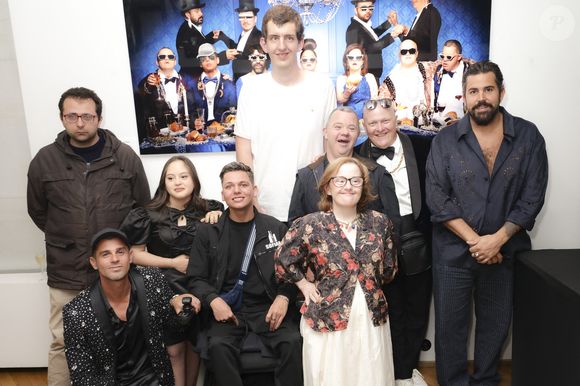 Gad Abecassis, Philippe Shangti, Mayane-Sarah El Baze, Sofian Ribes, Thibaut Conan, Arnaud Toupense, Marie Colin, Ludovic Boul et Artus, lors de la présentation de l'œuvre "No Judgement here" de Philippe Shangti avec l'équipe du film "Un p'tit truc en plus" au studio Harcourt à Paris le 4 juin 2025. © Jack Tribeca / Bestimage