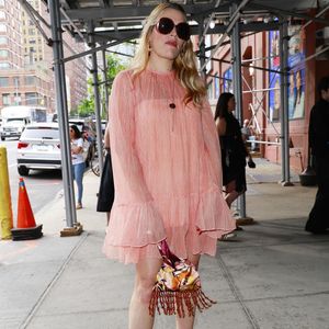 Elle ne présentait pourtant aucun symptôme évident avant de passer une IRM le 12 février 2026.

Busy Philipps a été aperçue à son arrivée dans les studios de CBS Mornings à New York.

Backgrid USA / Bestimage