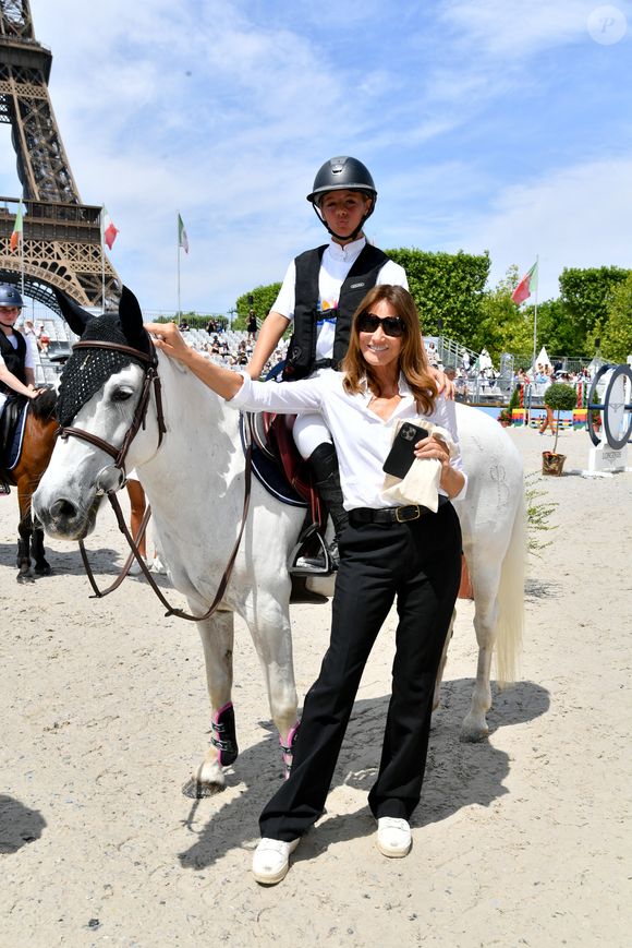 Giulia Sarkozy sur Valentine et sa mère Carla Bruni lors de la coupe Kids Cup L'Envol lors du Longines Paris Eiffel Jumping le 20 juin 2025

© Perusseau / Veeren / Bestimage