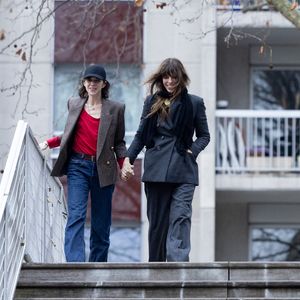 Lou Doillon et Charlotte Gainsbourg - Inauguration de la passerelle Jane Birkin devant les 41-43 quai de Valmy à Paris le 13 décembre 2025. © Cyril Moreau / Bestimage