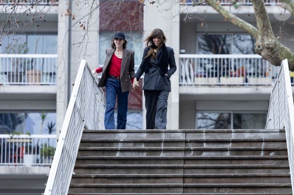 Lou Doillon et Charlotte Gainsbourg - Inauguration de la passerelle Jane Birkin devant les 41-43 quai de Valmy à Paris le 13 décembre 2025. © Cyril Moreau / Bestimage