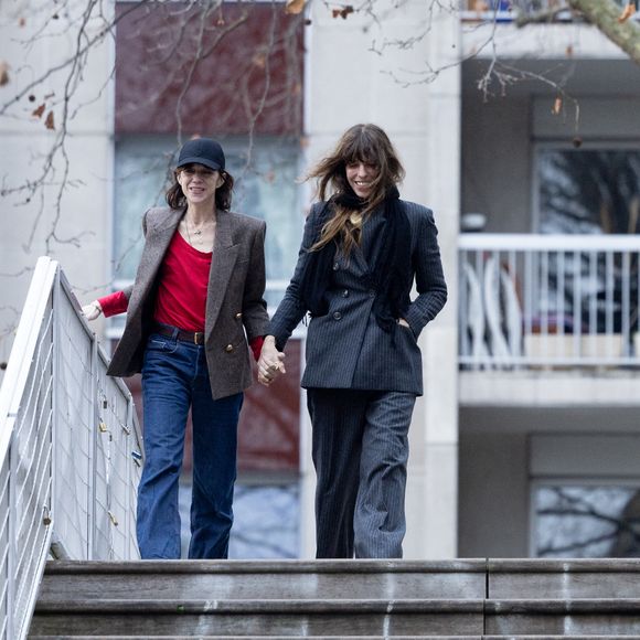 Lou Doillon et Charlotte Gainsbourg - Inauguration de la passerelle Jane Birkin devant les 41-43 quai de Valmy à Paris le 13 décembre 2025. © Cyril Moreau / Bestimage