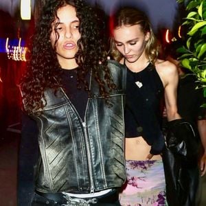 En couple depuis janvier 2023, les deux femmes n’ont jamais caché leur affection mutuelle...

Exclusif - Lily-Rose Depp et sa compagne la rappeuse 070 Shake sont allées dîner au restaurant "Giorgio Baldi" in Santa Monica. Backgrid USA / Bestimage