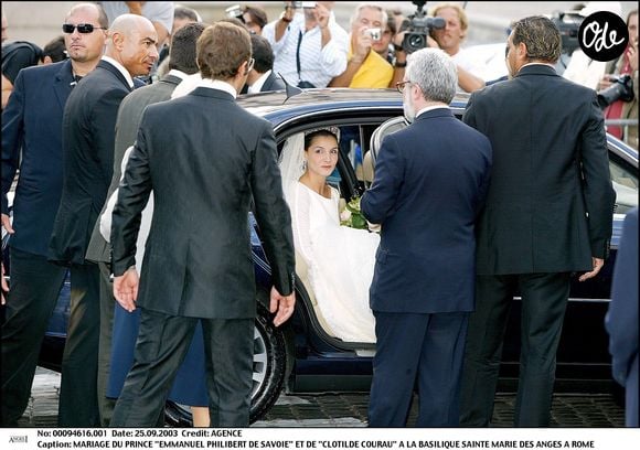 En début d'année, Emmanuel-Philibert de Savoie a d'ailleurs confirmé que leur histoire commune avait pris fin il y a environ cinq ans.

Emmanuel-Philibert de Savoie et Clotilde Courau à leur mariage à la Basilique Sainte Marie des Anges à Rome 25 septembre 2003 AGENCE / BESTIMAGE