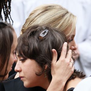Ninon Ardisson, Audrey Crespo-Mara - Sorties des obsèques de Thierry Ardisson en l’église Saint-Roch de Paris, France, le 17 juillet 2025.  © Clovis-Jacovides/Bestimage