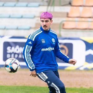 En effet, Théo Griezmann franchit désormais une nouvelle étape en se lançant dans un projet solo d'envergure.

Theo Griezmann lors du match caritative au bénéfice de l'Unicef au stade Jean-Laville de Gueugnon, le 1er avril 2024. 

© Pierre Perusseau/Bestimage