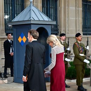 Le Président Emmanuel Macron et sa femme la Première Dame Brigitte Macron aux arrivées du dîner de gala des célébrations du changement de trône au Palais grand-ducal du Luxembourg, le 3 octobre 2025. © Christian Liewig/Bestimage