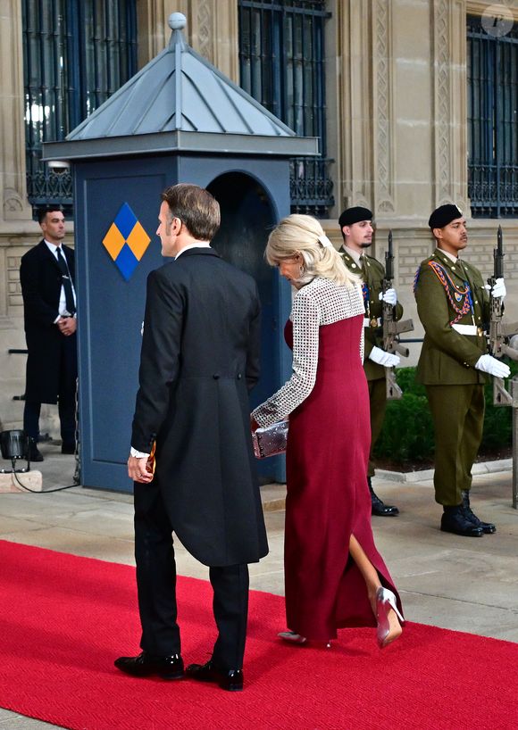 Le Président Emmanuel Macron et sa femme la Première Dame Brigitte Macron aux arrivées du dîner de gala des célébrations du changement de trône au Palais grand-ducal du Luxembourg, le 3 octobre 2025. © Christian Liewig/Bestimage