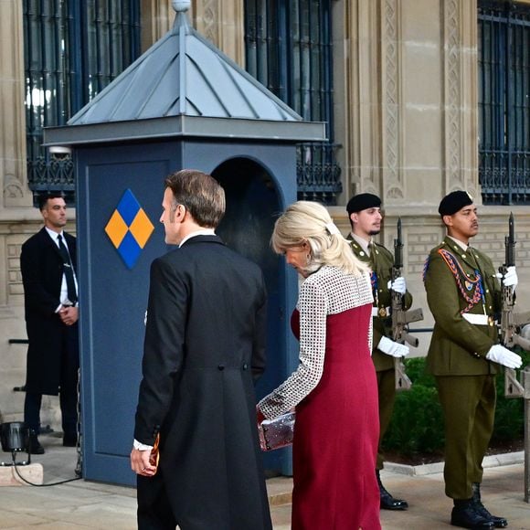 Le Président Emmanuel Macron et sa femme la Première Dame Brigitte Macron aux arrivées du dîner de gala des célébrations du changement de trône au Palais grand-ducal du Luxembourg, le 3 octobre 2025. © Christian Liewig/Bestimage