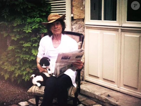 C’est pour lui un refuge paisible, entre création musicale et vie simple.

Mick Jagger en train de lire le journal local "La Nouvelle République" dans son château de Fourchette qui se situe en France près du village de Pocé-sur-Cisse à quelques kilomètres d'Amboise. Photo par Agence / Bestimage