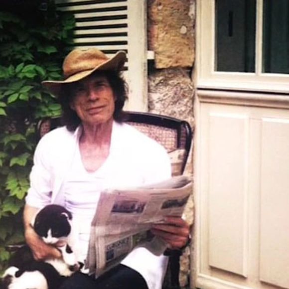 C’est pour lui un refuge paisible, entre création musicale et vie simple.

Mick Jagger en train de lire le journal local "La Nouvelle République" dans son château de Fourchette qui se situe en France près du village de Pocé-sur-Cisse à quelques kilomètres d'Amboise. Photo par Agence / Bestimage