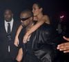 Le Dailymail a révélé en exclusivité que l'architecte est bel et bien un soutien de taille pour le père de quatre enfants.
Exclusif - Kanye West porte sa femme, Bianca Censori, sur son dos à la sortie d'une after-party des Grammys à Los Angeles, le 3 février 2025 ©Backgrid USA / Bestimage