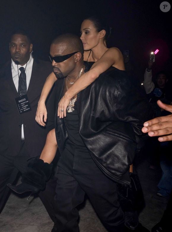 Le Dailymail a révélé en exclusivité que l'architecte est bel et bien un soutien de taille pour le père de quatre enfants. 

Exclusif - Kanye West porte sa femme, Bianca Censori, sur son dos à la sortie d'une after-party des Grammys à Los Angeles, le 3 février 2025 ©Backgrid USA / Bestimage