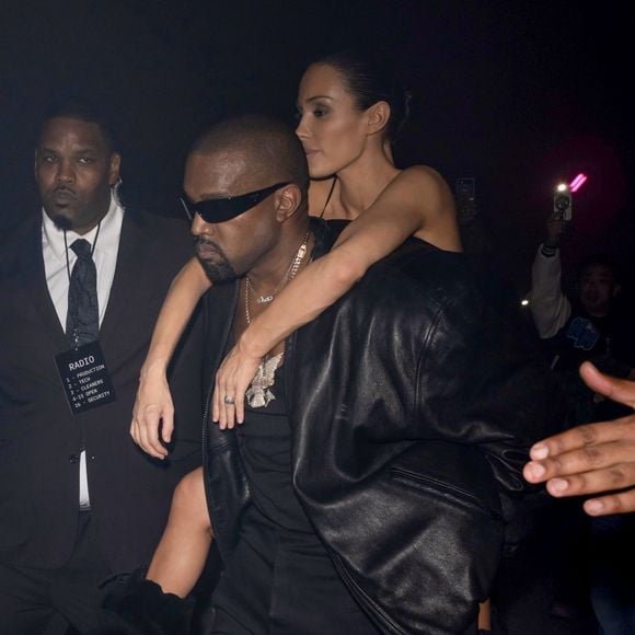 Le Dailymail a révélé en exclusivité que l'architecte est bel et bien un soutien de taille pour le père de quatre enfants. 

Exclusif - Kanye West porte sa femme, Bianca Censori, sur son dos à la sortie d'une after-party des Grammys à Los Angeles, le 3 février 2025 ©Backgrid USA / Bestimage