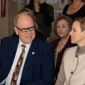Le prince Albert II de Monaco et la princesse Charlène de Monaco assistent au spectacle de Noël à la crèche de la Croix-Rouge Rosine Sanmori et participent à la traditionnelle distribution de cadeaux de Noël à Monaco. Photo par Olivier Huitel / Pool Monaco / Bestimage