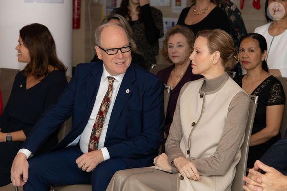 Le prince Albert II de Monaco et la princesse Charlène de Monaco assistent au spectacle de Noël à la crèche de la Croix-Rouge Rosine Sanmori et participent à la traditionnelle distribution de cadeaux de Noël à Monaco. Photo par Olivier Huitel / Pool Monaco / Bestimage