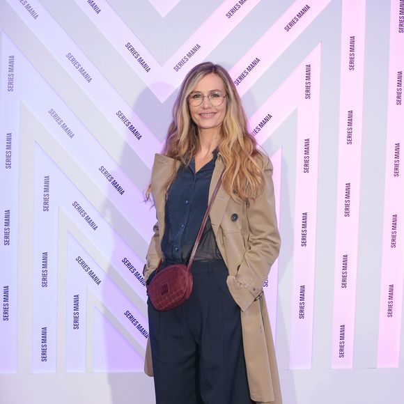 C'est en 1997 sur les bancs de l’école supérieure des Arts et Techniques du théâtre à Lyon qu'elle rencontre Guillaume Siron...

Cécile de France au photocall de la cérémonie d'ouverture du festival Séries Mania 2026 à Lille, France, le 20 mars 2026. Crédit Stéphane Vansteenkiste/Bestimage