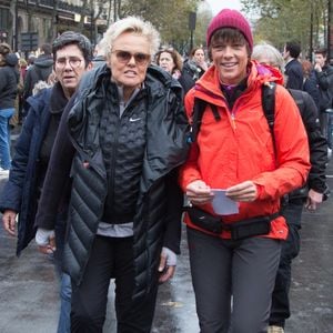 Celle qui est devenue l'épouse de Muriel Robin est aussi maître dans la pratique d'un art martial...

Muriel Robin et Anne Le Nen lors de la Marche historique de lutte contre les violences faites aux wowen à Paris, France, le 24 novembre 2019. Photo de Nasser Berzane/ABACAPRESS.COM