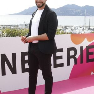 Marwan Berreni, Léa François au photocall de la série "Plus belle la vie" lors de la 5ème saison du festival International des Séries "Canneseries" à Cannes, France, le 2 avril 2022. © Denis Guignebourg/Bestimage