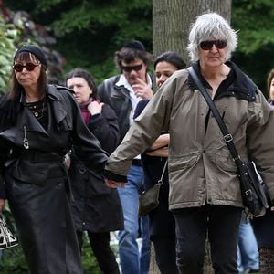 Jacques Higelin et Brigitte Fontaine à la sortie des obsèques de Georges Moustaki au cimetière du Père Lachaise à Paris le 27 mai 2013. © Stéphane Lemouton / Bestimage