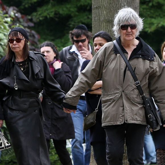 Jacques Higelin et Brigitte Fontaine à la sortie des obsèques de Georges Moustaki au cimetière du Père Lachaise à Paris le 27 mai 2013. © Stéphane Lemouton / Bestimage