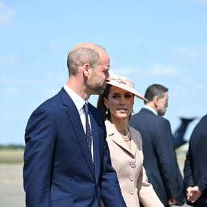 Il y a trois ans après avoir déménagé de Kensington, Kate Middleton et le prince William - qui possèdent aussi leur résidence d'Anmer Hall dans le Norfolk - ont emménagé à Adelaide Cottage, propriété nichée dans l'enceinte du château Windsor. 

Le prince William, prince de Galles, et Catherine (Kate) Middleton, princesse de Galles, accueillent le couple présidentiel français le président Emmanuel Macron et sa femme la Première Dame Brigitte Macron à l'aéroport Station RAF de Northolt, à Ruislip, Royaume Uni, le 8 juillet 2025. © Jeanne Accorsini/Pool/Bestimage