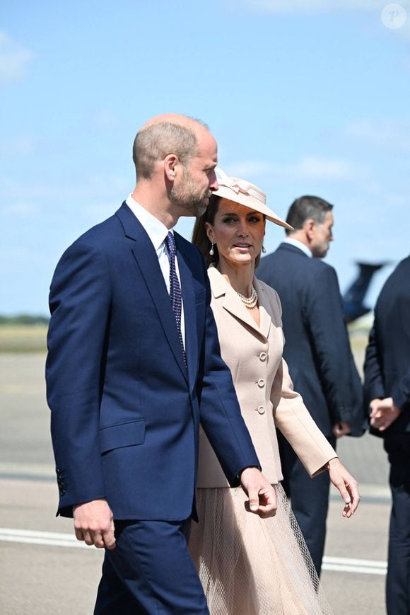 Il y a trois ans après avoir déménagé de Kensington, Kate Middleton et le prince William - qui possèdent aussi leur résidence d'Anmer Hall dans le Norfolk - ont emménagé à Adelaide Cottage, propriété nichée dans l'enceinte du château Windsor. 

Le prince William, prince de Galles, et Catherine (Kate) Middleton, princesse de Galles, accueillent le couple présidentiel français le président Emmanuel Macron et sa femme la Première Dame Brigitte Macron à l'aéroport Station RAF de Northolt, à Ruislip, Royaume Uni, le 8 juillet 2025. © Jeanne Accorsini/Pool/Bestimage