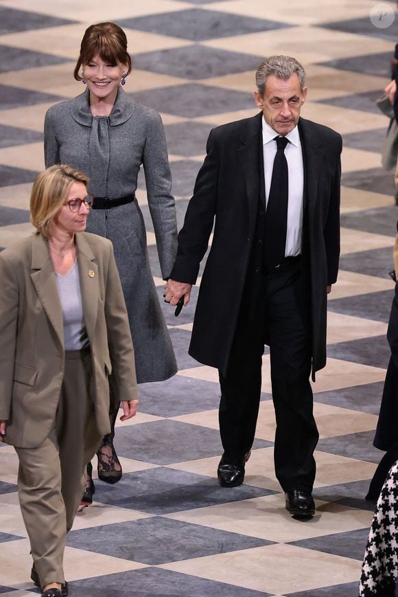 Carla Bruni et son mari Nicolas Sarkozy - Cérémonie de réouverture de la cathédrale Notre-Dame de Paris, le 7 décembre 2024. Joyau de l’art gothique, lieu de culte et de culture, symbole universel de la France et de son histoire, la cathédrale de Notre-Dame de Paris rouvre ses portes les 7 et 8 décembre, cinq ans après le terrible incendie qui l’avait ravagée le 15 avril 2019. 
© Dominique Jacovides / Bestimage