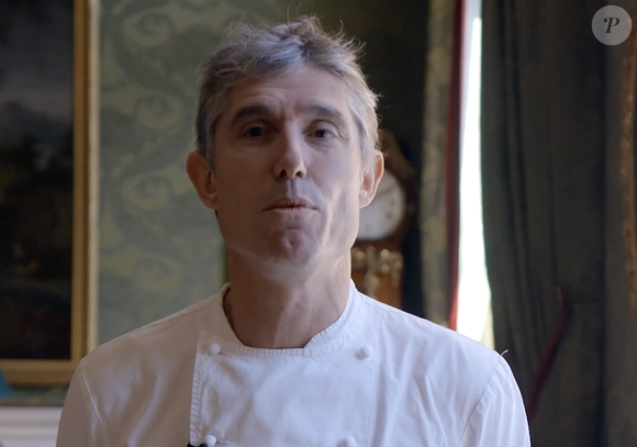 C’est en effet sur le port de Kérity, à Penmarc’h, en Bretagne, qu’il a choisi de migrer. 

Christophe Pelé dans son restaurant Le Clarence à Paris