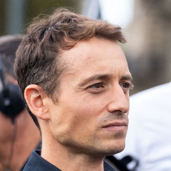 “J’y suis deux jours par semaine. J’ai le bon côté de Paris quand j’y suis, par contre je suis très content de ne pas y rester.”

Le journaliste français Hugo Clément lors d'une manifestation de soutien à l'ONG Sea Shepherd du fondateur canadien Paul Watson à Paris. Photo par Alexis Jumeau/ABACAPRESS.COM