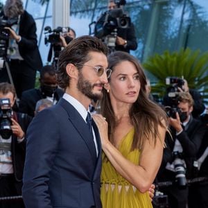 Pierre Niney et sa femme Natasha Andrews - Montée des marches du film " OSS 117 : Alerte rouge en Afrique Noire " lors du 74ème Festival International du Film de Cannes. Le 17 juillet 2021
© Borde-Jacovides-Moreau / Bestimage