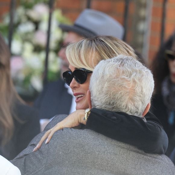 Laeticia Hallyday et Claude Lelouch - Sortie des obsèques de Nadia Farès en l'église Saint-Jean-de-Montmartre à Paris, le 24 avril 2026. N.Farès est décédée le 17 avril 2026 quelques jours après un "incident cardiaque" survenu le 12 avril 2026 dans la piscine du complexe sportif, Blanche (9ème).