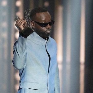 Maitre Gims célèbre après avoir reçu le prix de l'artiste masculin de l'année lors de la 40ème édition des Victoires de la Musique à La Seine Musicale le 14 février 2025 à Boulogne-Billancourt, France. Photo by David NIVIERE/ABACAPRESS.COM