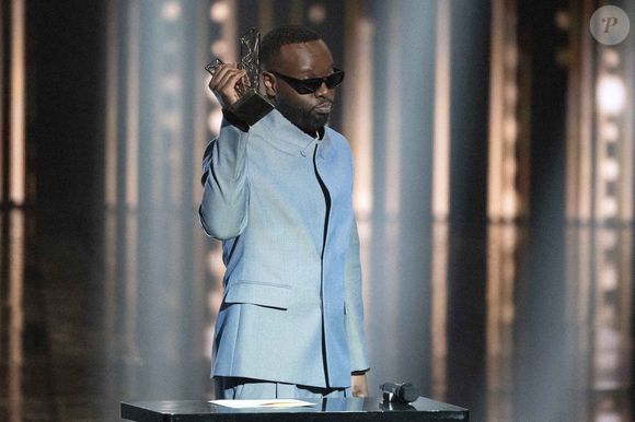Maitre Gims célèbre après avoir reçu le prix de l'artiste masculin de l'année lors de la 40ème édition des Victoires de la Musique à La Seine Musicale le 14 février 2025 à Boulogne-Billancourt, France. Photo by David NIVIERE/ABACAPRESS.COM