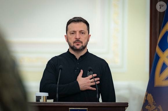 Le président ukrainien Volodymyr Zelensky remet des distinctions d'Etat aux défenseurs ukrainiens à Kiev, le 4 décembre 2024, à l’occasion de la Journée des forces de missiles et d’artillerie des forces armées ukrainiennes.
© Ukraine Presidency / Bestimage