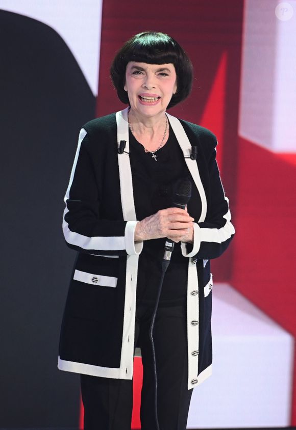 Mais cette fois, c'est donc bien le grand retour de la chanteuse emblématique — qui s'était insurgée de ne pas avoir été conviée à la cérémonie des JO — à l'Olympia les 24, 25 et 26 octobre 2025

Exclusif - Mireille Mathieu - Enregistrement de l'émission "Vivement dimanche" aux studios Rive Gauche, présentée par M.Drucker et diffusée le 5 octobre 2025 sur France.