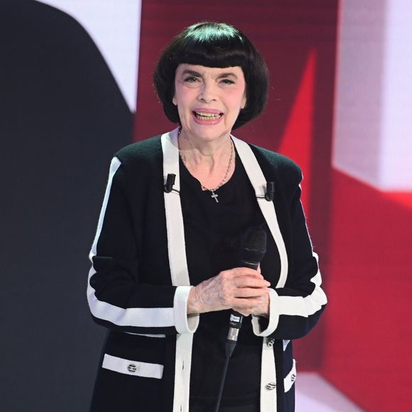 Mais cette fois, c'est donc bien le grand retour de la chanteuse emblématique — qui s'était insurgée de ne pas avoir été conviée à la cérémonie des JO — à l'Olympia les 24, 25 et 26 octobre 2025

Exclusif - Mireille Mathieu - Enregistrement de l'émission "Vivement dimanche" aux studios Rive Gauche, présentée par M.Drucker et diffusée le 5 octobre 2025 sur France.