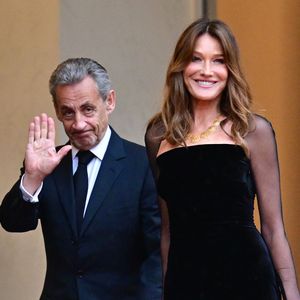 En cette période estivale, Carla Bruni a choisi de poser ses valises sur son île de cœur.

Nicolas Sarkozy et sa femme Carla Bruni (robe Ralph Lauren)  - Arrivées des personnalités au dîner d’État en l’honneur du président brésilien et de sa femme au palais présidentiel de l’Élysée à Paris 
© Christian Liewig / Bestimage