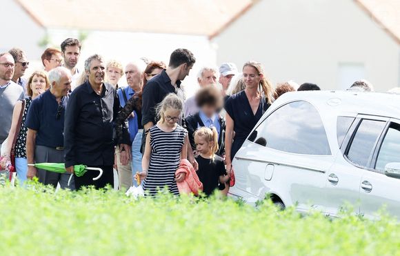 Julien Clerc, sa femme Hélène Grémillon, leurs fils Léonard Clerc, les fils du défunt, Antoine Leclerc, Mathieu Leclerc, les membres de la famille et les proches aux obsèques civiles du journaliste Gérard Leclerc au cimetière des Trois-Moutiers à Loudun, dans la Vienne, France, le 24 août 2023; dont son père avait longtemps été le maire et où il avait lui-même siégé au conseil municipal. Le journaliste est mort dans un accident d'avion touristique qui s'est écrasé le 15 août. © Dominique Jacovides/Bestimage
