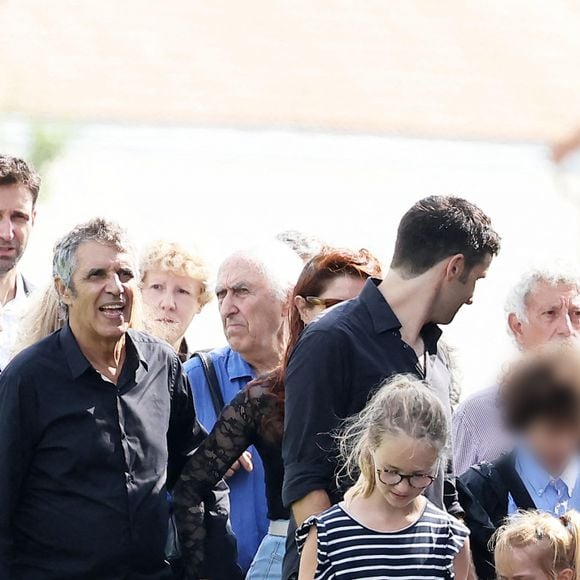 Julien Clerc, sa femme Hélène Grémillon, leurs fils Léonard Clerc, les fils du défunt, Antoine Leclerc, Mathieu Leclerc, les membres de la famille et les proches aux obsèques civiles du journaliste Gérard Leclerc au cimetière des Trois-Moutiers à Loudun, dans la Vienne, France, le 24 août 2023; dont son père avait longtemps été le maire et où il avait lui-même siégé au conseil municipal. Le journaliste est mort dans un accident d'avion touristique qui s'est écrasé le 15 août. © Dominique Jacovides/Bestimage