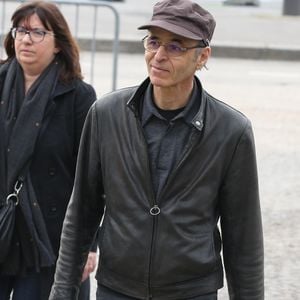 S'il nous a habitués à son silence, une simple carte manuscrite a suffi à rappeler la présence de l’artiste, même si loin des projecteurs.

Jean-Jacques Goldman lors des obsèques de Véronique Colucci au cimetière communal de Montrouge, le 12 avril 2018. @Agence / Bestimage