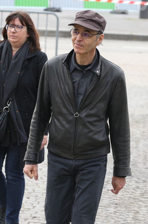 S'il nous a habitués à son silence, une simple carte manuscrite a suffi à rappeler la présence de l’artiste, même si loin des projecteurs.

Jean-Jacques Goldman lors des obsèques de Véronique Colucci au cimetière communal de Montrouge, le 12 avril 2018. @Agence / Bestimage